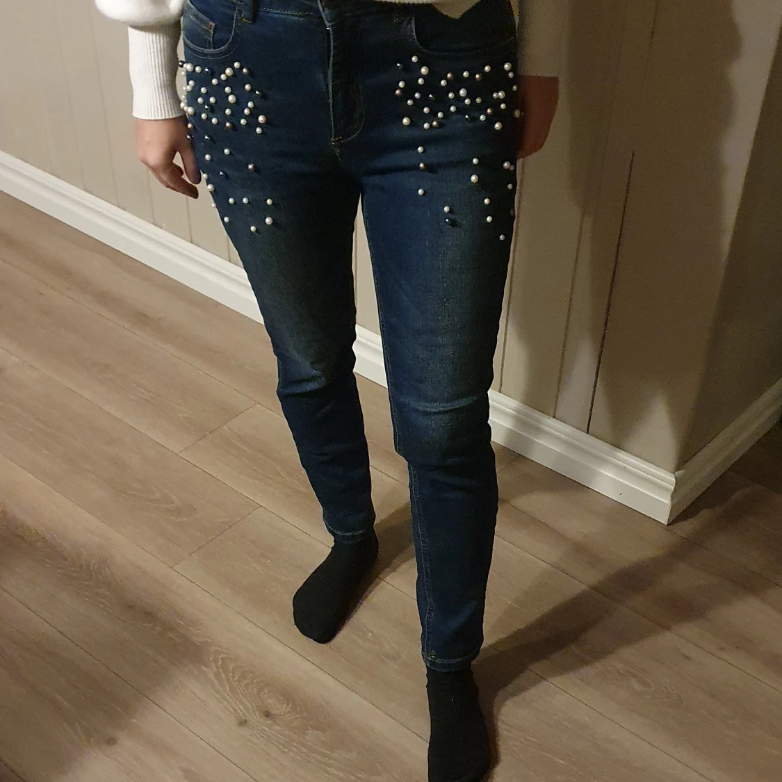 Mörkblå jeans med pärlor i strl 38