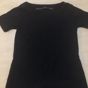 Svart T-shirt - Svart T-shirt med stretchig material