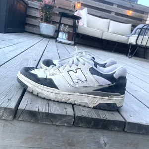 New balance 550, svart vita - Säljer min skor som blivit för små, storlek 43 men funkar 42 också.