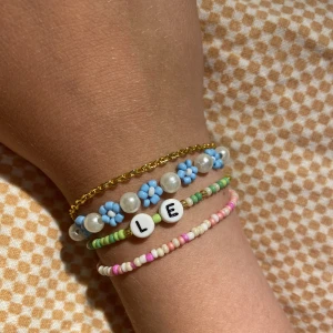 Armband  - Superfina armband! Perfekt att ha på sommaren :) 10kr st eller alla fyra för 30kr. Handgjorda! Ett är med förlängningskedja & karbinhake & de andra är med stretchig tråd. Skickar med postnords frakt 15kr. 