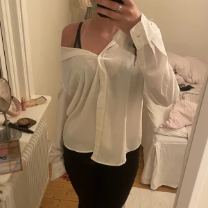 Fin skjorta - En väldigt fin och simpel skjorta i ett väldigt fint material!! 💕 Denna skjortan är sååååå fin men den kommer inte längre till användning, därför säljer jag den! Pris kan självklart diskuteras! 💕💕💕