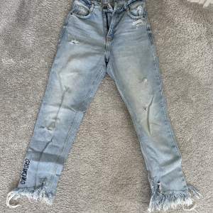 Ljusa jeans med slitning, lite större i storleken 
