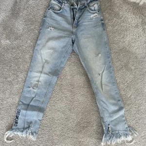 Jeans  - Ljusa jeans med slitning, lite större i storleken 