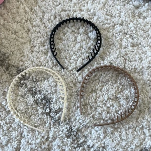 Diadem - Säljer dessa diadem/hårband då de aldrig använts. En för 10kr alla för 25kr. Kontakta gärna om du har nån fråga💗
