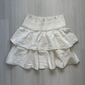 Vit kjol - Jättefin trendig vit kjol som jag tyvärr inte har så mycket användning av längre, den sitter jättefint på och är i bra skick🥰