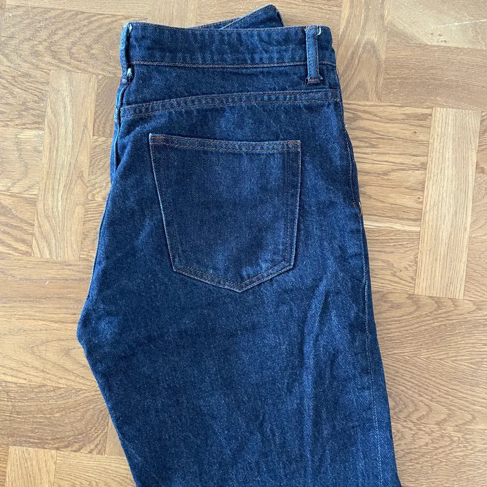 Jeans HM, storlek 40. Fint skick. Innerbenslängd 76 cm.. Jeans & Byxor.