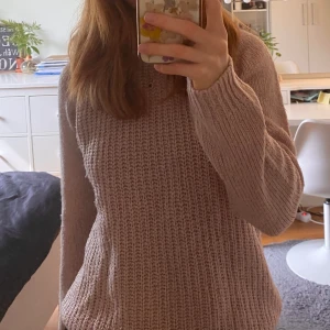 Rosa stickad tröja - En rosa stickad tröja i storlek S men kan absolut passa XS om man gillar lite mer oversize❣️