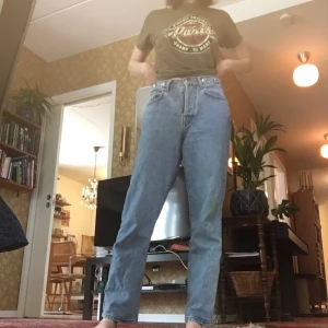 Ljusblå jeans - Ljusblå jeans köpta second hand som inte kommer till användning :( jag är 1,75 för referens, möts helst upp men kan frakta om du föredrar det 🫶