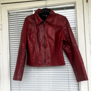 Vintage läderjacka skinnjacka leatherjacket bikerjacka motorcykeljacka läder leather jacka jacket vintage  - Supersöt vinröd vintage läderjacka (äkta läder) säljes! Upplevs som en strl: S, säljes billigt pga sista bild. 