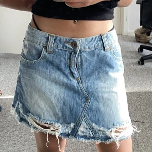 Jeanskjol - Jeanskjol med detaljer i storlek s/m som är för stor för mig, bra skick, bra o ha på sommar❤️