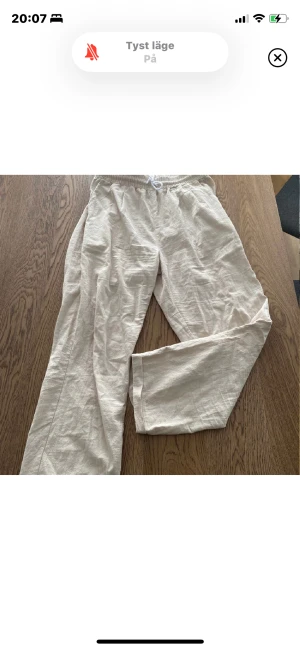 Linnebyxor - Säljer ett par linnebyxor i storlek small. De har resår i midjan så passar nog medium också ☺️