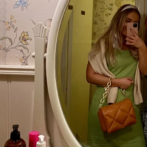 Grön klänning i 60tals stil - Grön klänning i 60tals stil Den är identisk till den gröna klänningen Monica Zetterlund hade i filmen ”Att angöra en brygga”. Stl 12. Passar om man vanligtvis har storlek 38/40