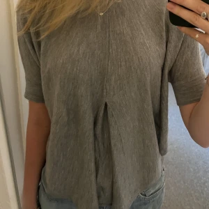Grå träja - Superfin tröja från cos som är lite poncholiknande💗