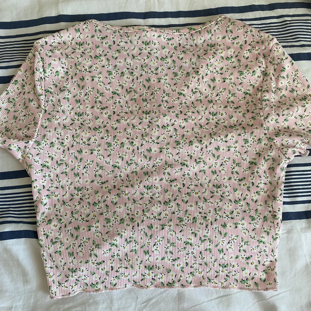 En jättefin oanvänd sommar t-shirt med blommor på🌸. T-shirts.