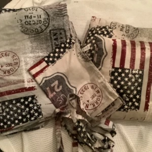 Överkast, två kuddar, hissgardin i mkt fint skick  - Hissgardin 115 cm bred. Överkast som passar säng 90-120 cm.  Två kuddar med dragkedja.  Mkt sparsamt använt. 