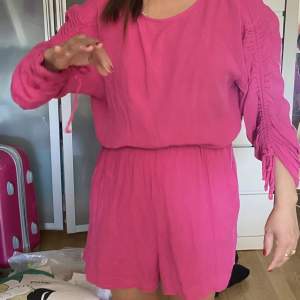 Mamma vill sälja sin rosa jumpsuit. Den är i storlek 34 för fler frågor är det bara o skriva :)