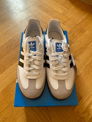 Helt oanvända Samba OG sneakers Adidas - Säljer dessa trendiga, helt oanvända Samba OG. Lappen sitter kvar och de kommer i sin kartong. Säljes då de tyvärr inte passar mig.   Typ omöjliga att få tag på!   Dessa är i storlek 38 och jag skulle säga att de är något små i storleken. 