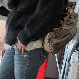 Väska - Skitsnygg väska från märket Nine West, inköpt second hand. Rymlig med många fack- defekt i axelbandet, därav pris. Guld/ rosé i färgen