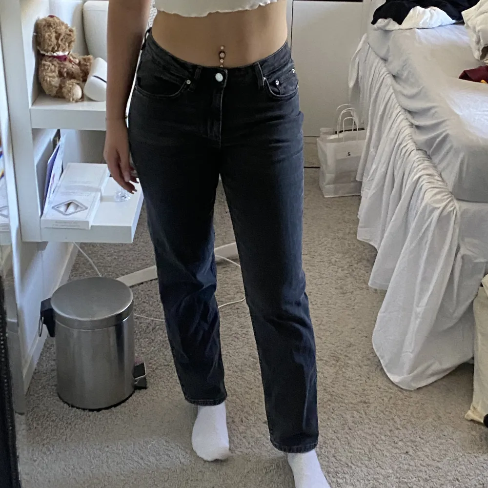 Svarta jeans från Gina tricot! Storlek 36 och aldrig använda! Jag tycker de är lite för korta för min smak(är 169) passar nog lite kortare personer beronde på hur man vill att de sitter! . Jeans & Byxor.