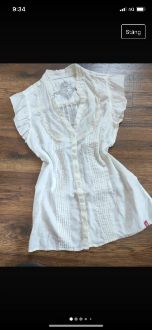 Volang blus, strl xs men lite stor så passar S och M också - Jätte fin vit volang blus