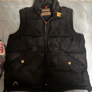 Parabumpers väst  - Pjs väst köpt 1 år sen från johenlls för 4799 kvitto finns skick 8/10