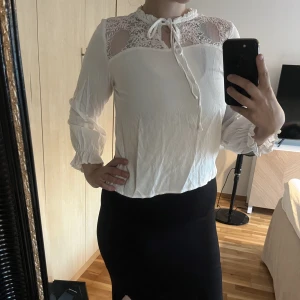 Blus  - Använd någongång. Storlek Xl men passar mindre storlekar mer. Jag är strl S