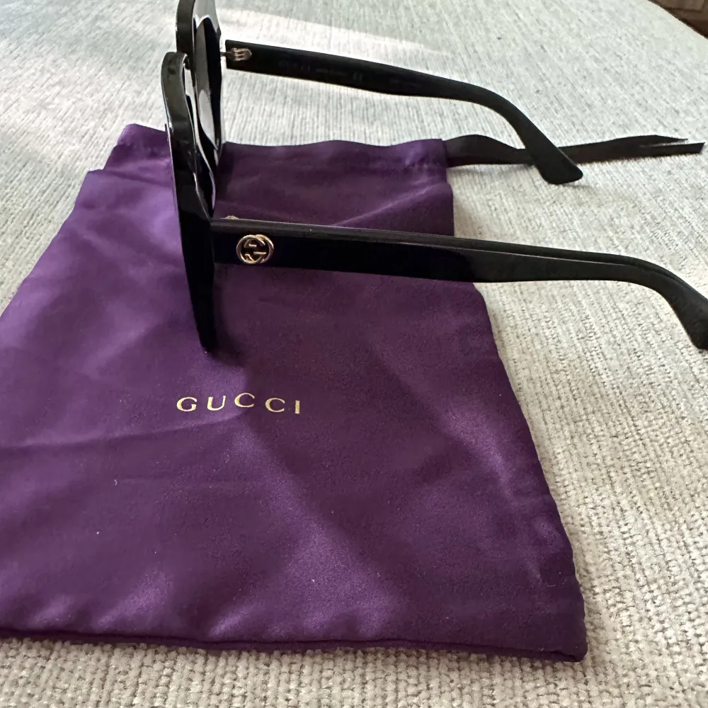 Solglasögon från gucci artikel nr: GG0328S 001. Köpt på misterspex 2021 för 1978kr. Kvitto finns. Har lite repor på sig därav det extra låga priset. Accessoarer.