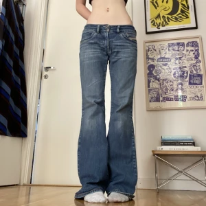 Diesel jeans - Diesel jeans! Tyvärr lite stora för mig, därav säljer jag💞 Midjemått: 82cm Innerbenslängd: 83cm