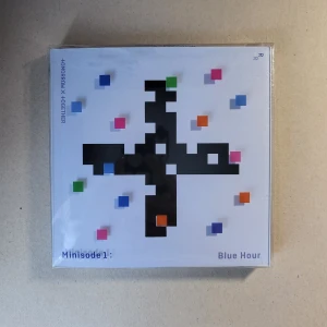 TxT: Blue Hour - Tomorrow X Together album. I bra skick och photocards finns. CD fungerar <3