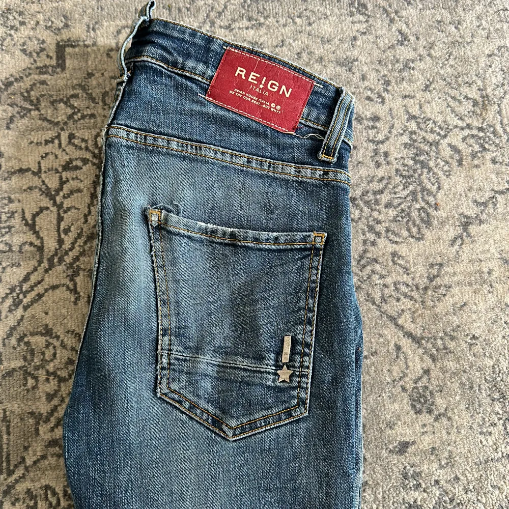 Hej säljer nu mina riktigt snygga jeans som är i top skick 10/10 har ni några funderingar är det bara och höra av er!. Jeans & Byxor.