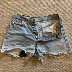 Jeansshorts från Levis  - Snygga Jeansshorts i kortare modell från Levis. Perfekta till sommaren! Frakt på 49 eller så möts vi på Söder. 
