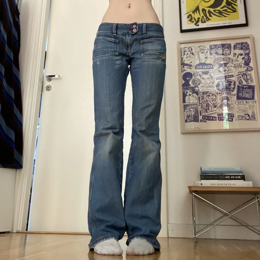 Skitsnygga lågmidjade diesel jeans!! 💗💗  Innerbenslängd: 84cm  Midjemått: 78cm . Jeans & Byxor.
