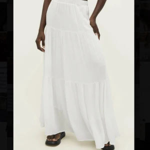 Lång kjol - Säljer den trendiga kjolen från strandivarius i storlek XS. Aldrig använt prislappen är kvar💕