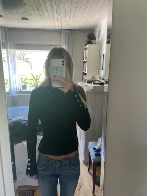 Svart tröja - Svart polotröja med gulddetaljer