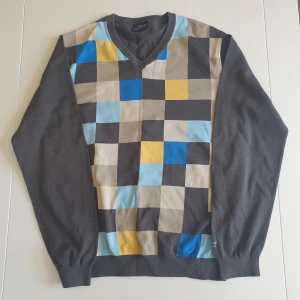 Peak Performance Sweatshirt  - Riktigt cool retro sweatshirt från Peak Performance. I storlek L men passar mer som en M. Kan skicka fler bilder och tänka mig sänka priset. Hör av dig vid intresse!