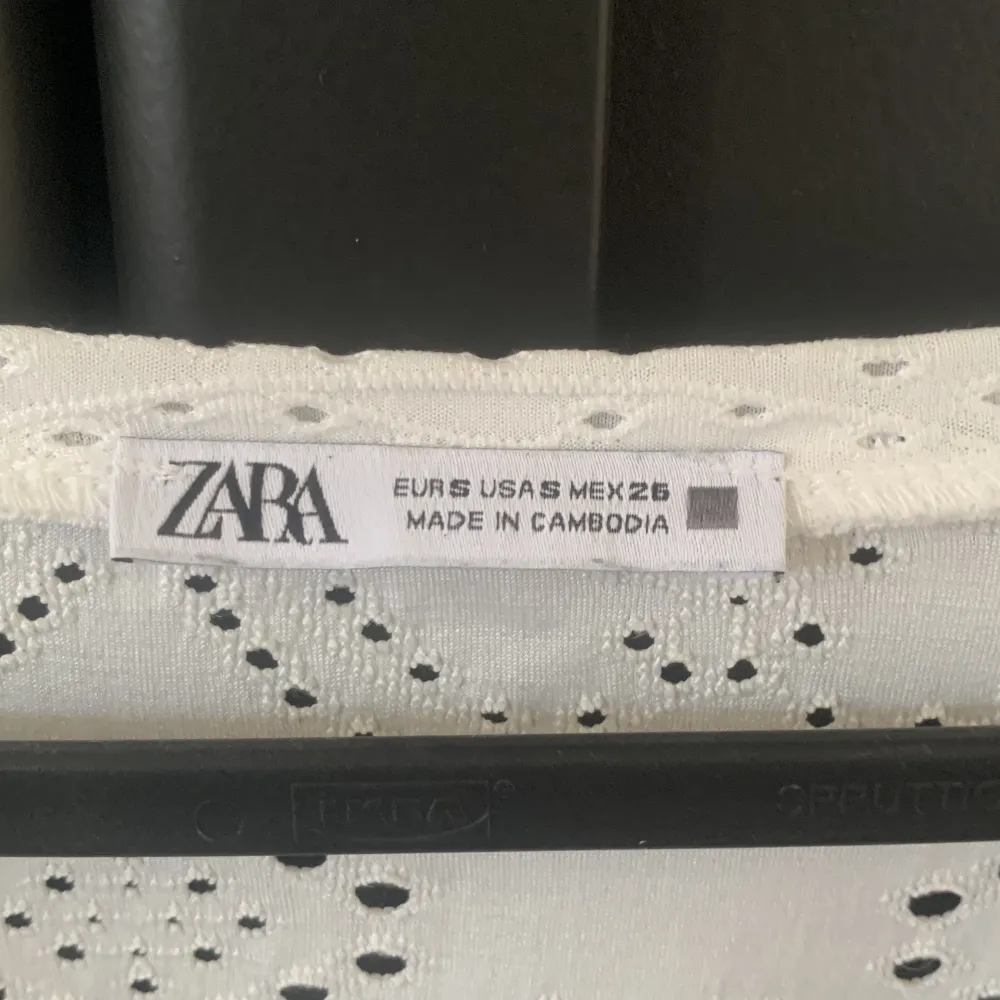 En fin blus från Zara i storlek S, endast använd ett få antal ggr och har inga tecken på använding!💓. Blusar.