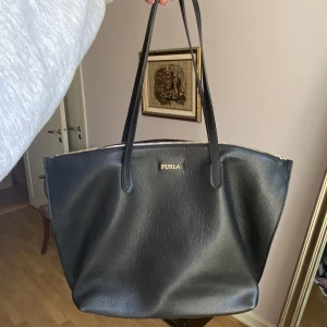 Svart Furla väska  - Äkta svart Furla väska, i bra skick 