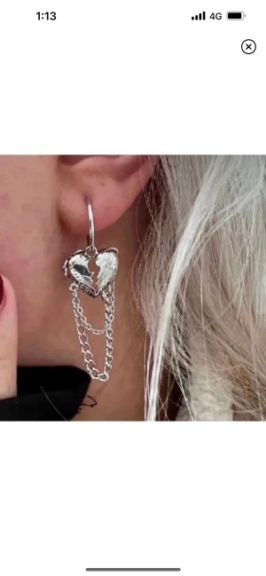 Örhängen  - Super fina örhängen. Köpta här på Plick. Osäker på material men tjejen ja köpte dom av sa rostfritt stål. Fint skick, ej rostiga eller så. Använda men rengörs med disinfektions medel innan jag skickar dom. Hör av dig vid intresse eller funderingar!💞