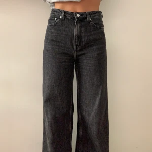 Jeans - Svarta raka jeans från weekday, sitter super men används tyvärr inte längre.