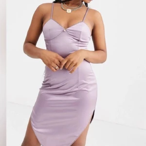 Lila klänning  - Supersnygg lila klänning i stl 32. Aldrig använd, så är i nyskick! Bilderna är från Asos hemsida💓