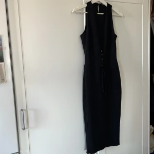 Svart klänning från nelly - Svart klänning från nelly. Passar en xs-small. 