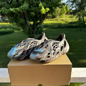 Yeezy Foamrunner - Helt nya Yeezy Foam Runner ”Mx Cinder” i storlek 42 med originalbox Limiterad upplaga dvs dessa kommer inte tillbaka Hör av dig för mer info och pris