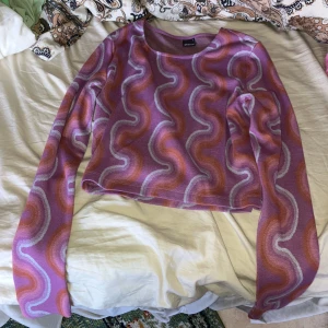 tröja med olika nyanser av rosa - Tröjan är köpt från GinaTricot och är helt oanvänd. 