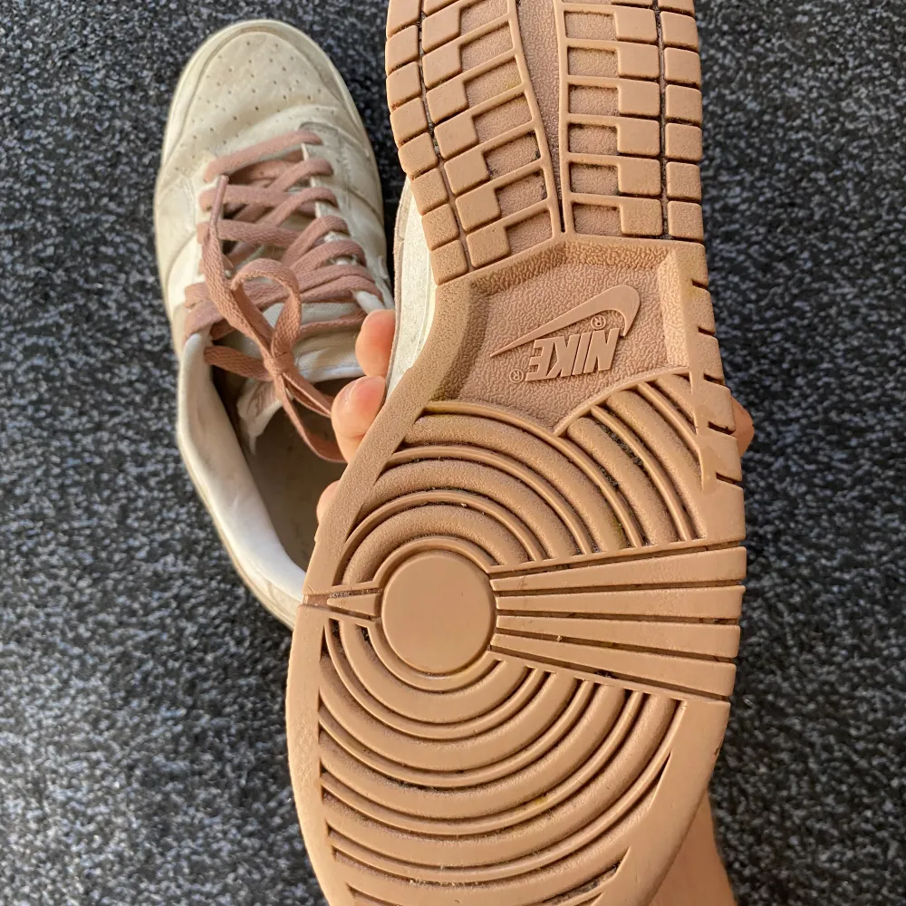 Säljer mina Nike dunk low pink fossil på grund av har köpt nya skor. Inget fel på skorna. Låda ingår. Pris kan diskuteras vid snabb affär . Skor.