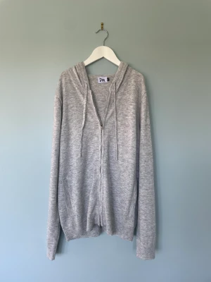 Kashmir zip hoodie - Säljer denna otroligt bekväma och snygga zip hoodien i Kashmir som kommer vara perfekt till nu under sommaren/hösten | Skick: 10/10 tröjan har aldrig använts och är helt ny | Hör av er vid minsta fråga eller fundering :)