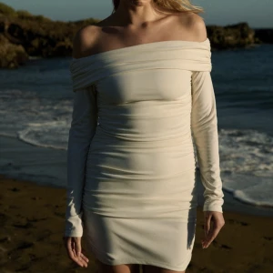 Off shoulder klänning - Så fin figursydd klänning från zara som är off shoulder! Aldrig använd och prislappen finns kvar🙏🏼 nypris:399kr