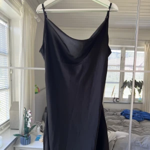 Klänning - Säljer denna oanvända klänningen i storlek L men passar en M, justerbara axelband, köparen står för frakten