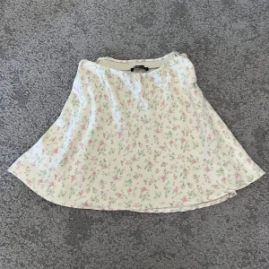 Blommig silkes kjol - Jätte fin kjol slutsåld ifrån gina! Nästan aldrig använd, fixar fler bilder snart 💘