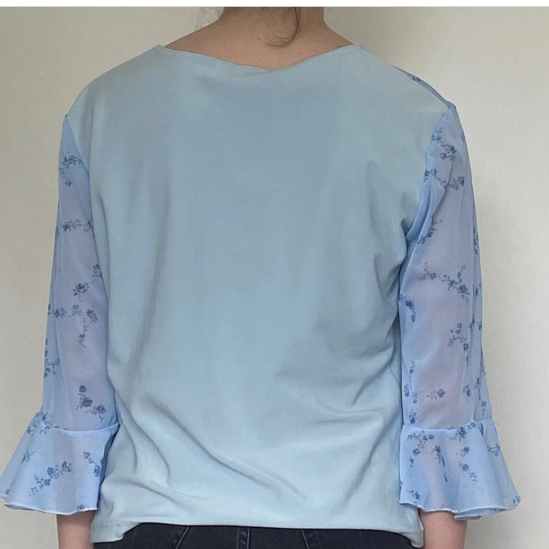 Turkos tröja med blommor och volang - 90
