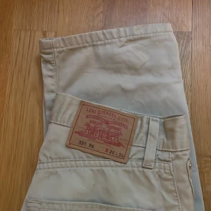 Levi’s byxor - Jättefina beiga levi’s byxor som tyvärr inte passar mig längre. Inga tydliga tecken på användning o långa o benen💖